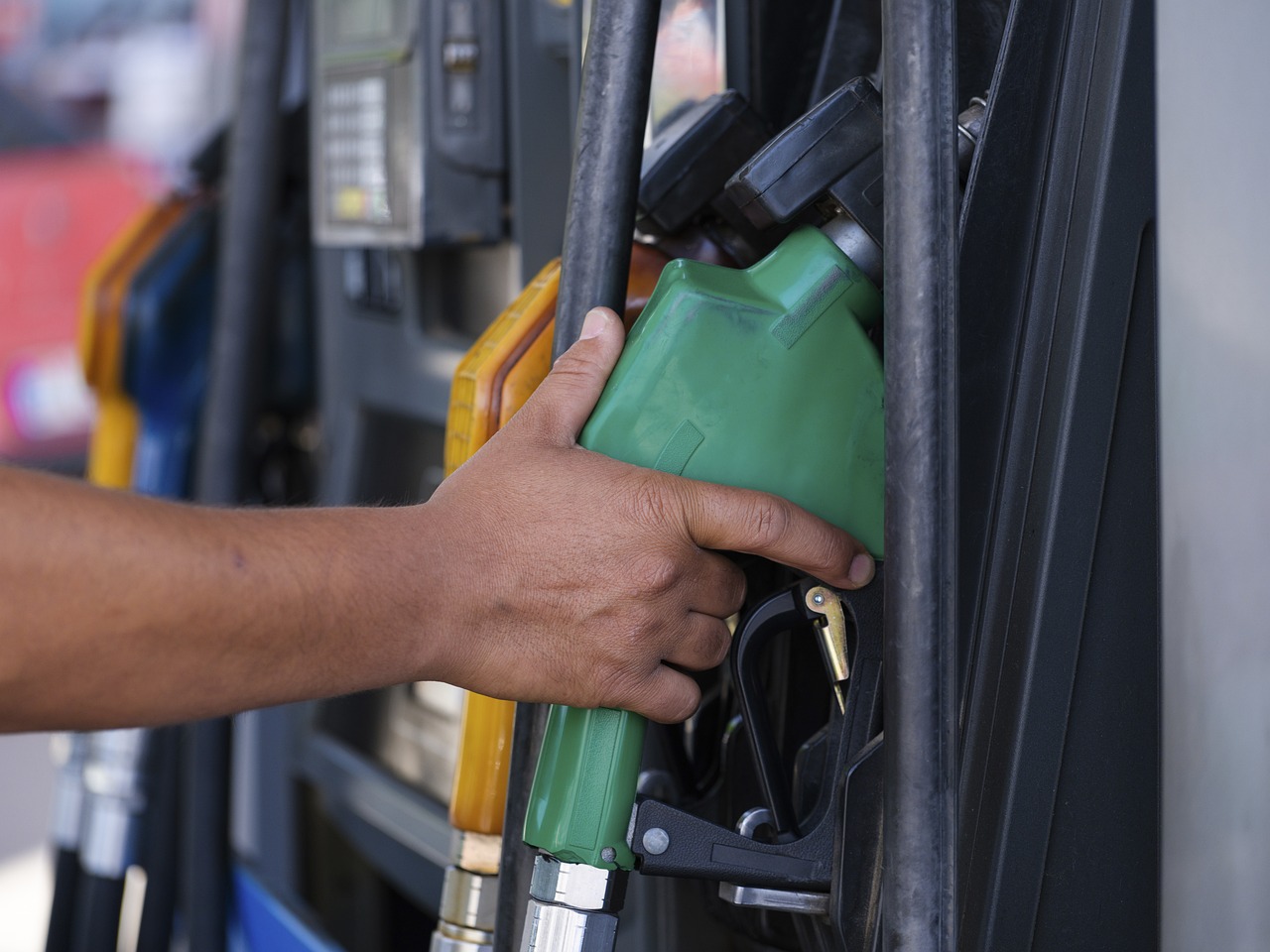 Не смешно: 1 апреля в Казахстане вырастут цены на бензин и солярку
