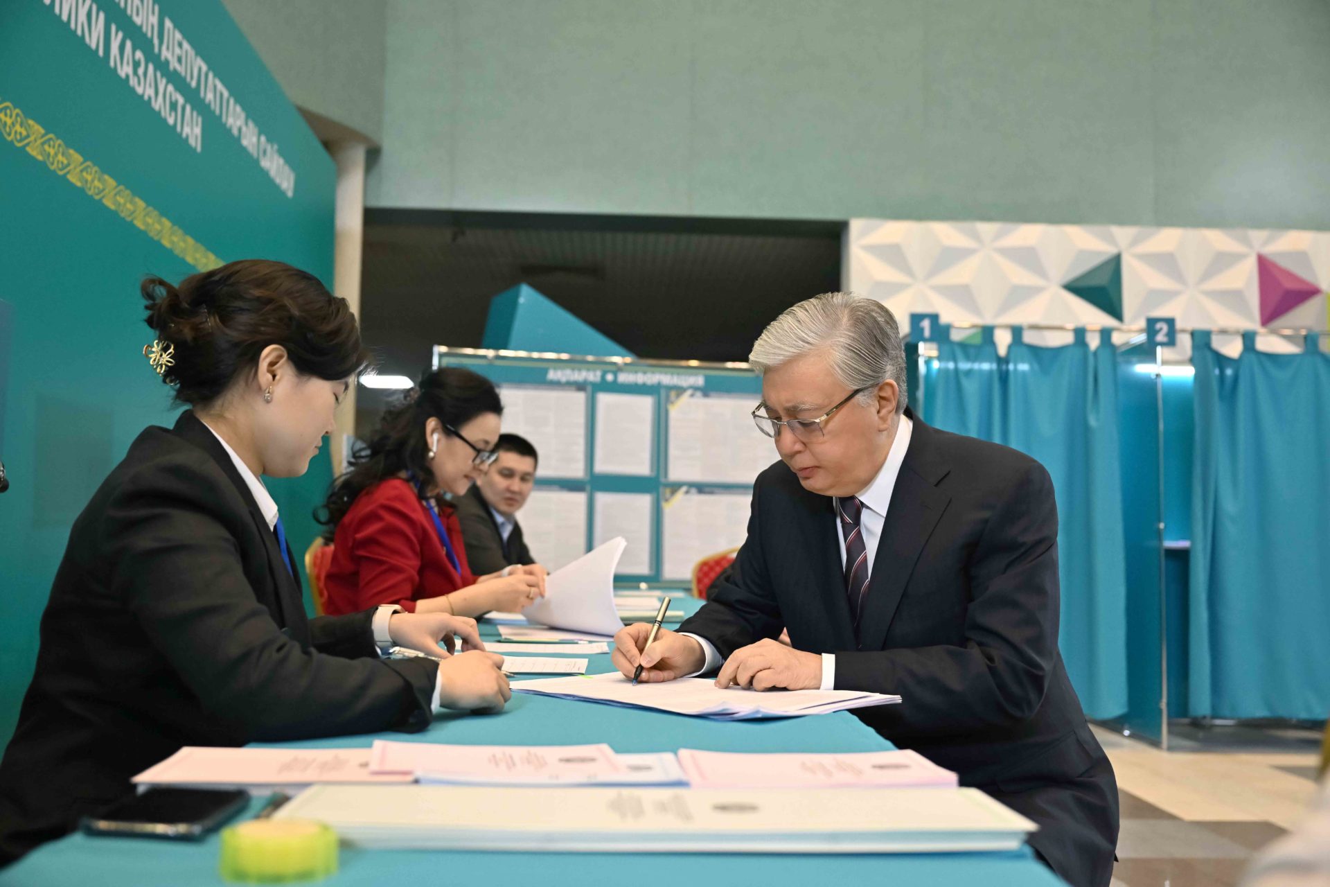 В Казахстане стартовали внеочередные выборы