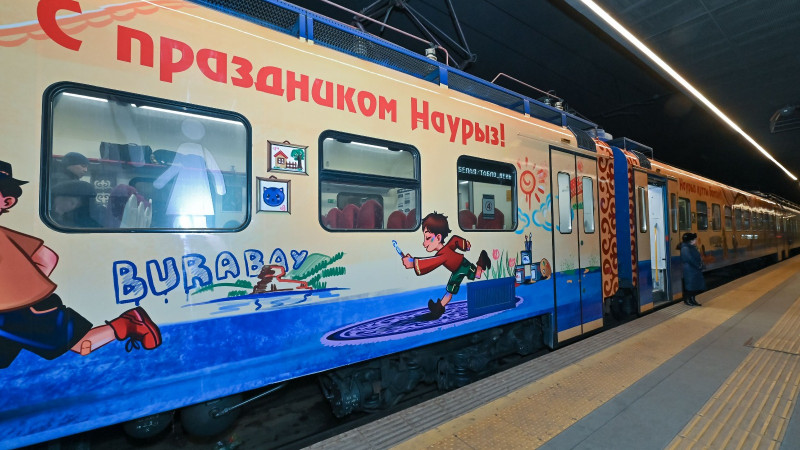В Казахстане появился поезд, оформленный в национальном стиле