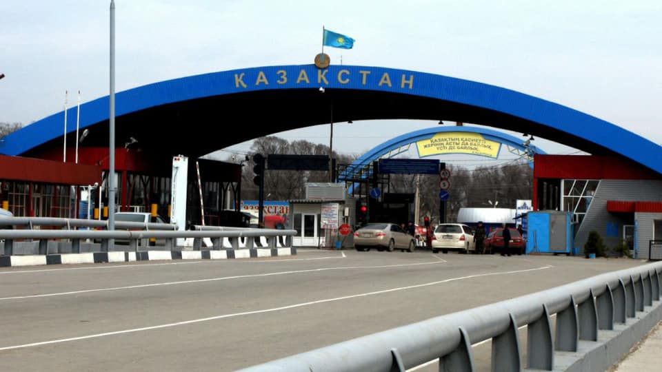 «Умеет наше государство делать деньги из воздуха». Казахстан изменит правила пропуска автотранспорта через границу