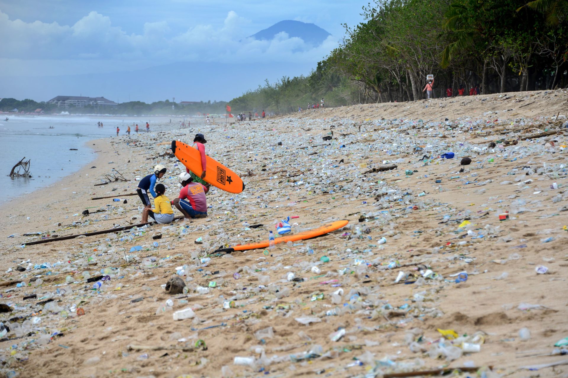 Бали мусор на пляже