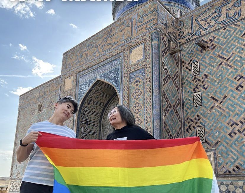 Активисты развернули ЛГБТ-флаг у мавзолея Ходжа-Ахмеда Яссауи