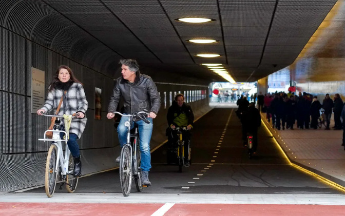 Все для людей. Чем пахнет в велосипедных тоннелях Амстердама