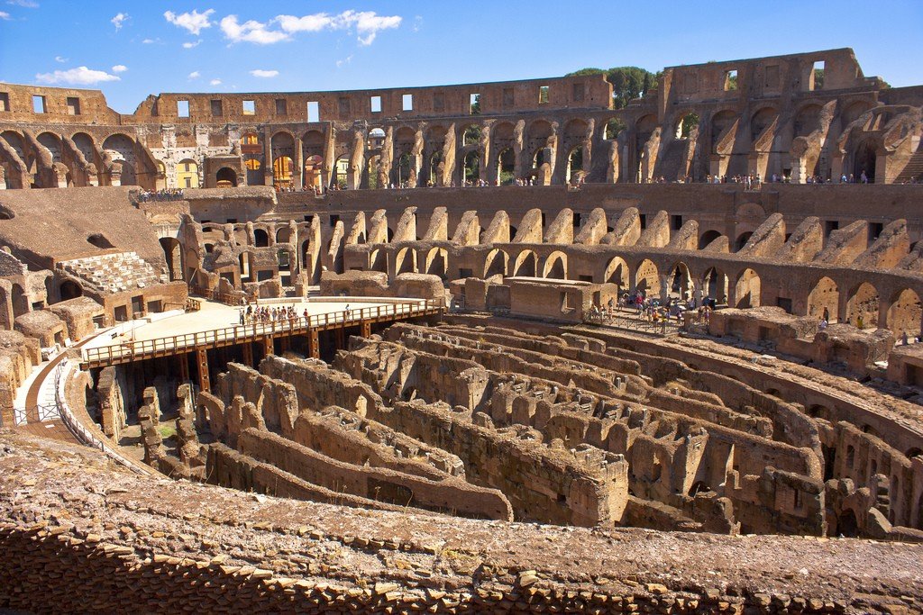 Турист написал имя любимой на Колизее – какое наказание его ждет