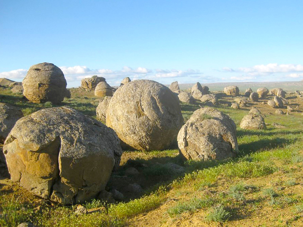 Камни из Долины шаров использовали для украшения отеля в Актау