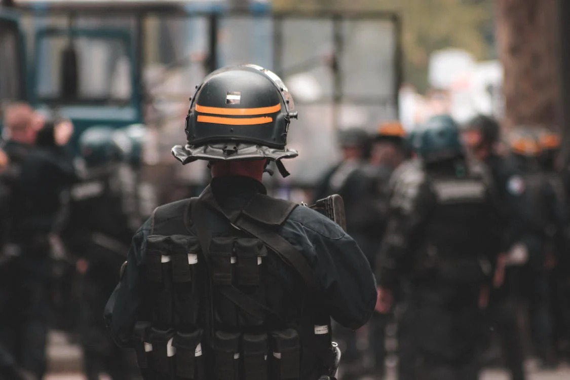 «Будем строго наказывать». Зачем в Иране запустили военный патруль на улицах
