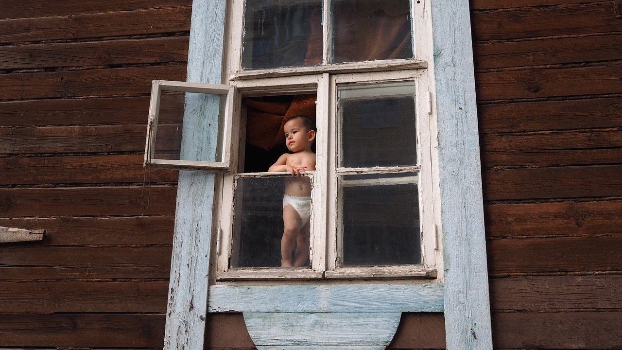 МЧС бьет тревогу: в Казахстане выросло количество детей, выпавших из окна