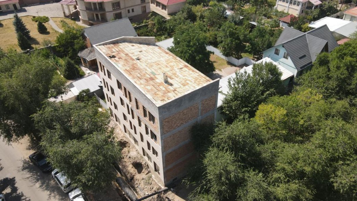Построенный с нарушениями бизнес-центр снесут в Алматы