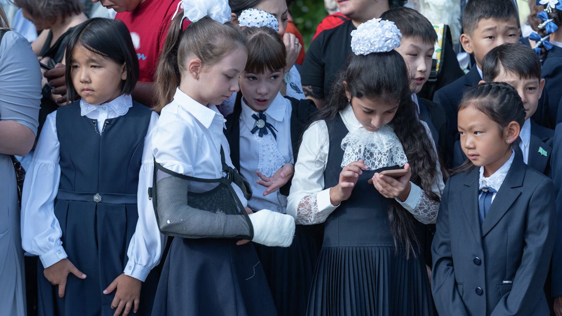 Что можно носить казахстанским школьникам