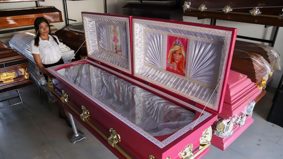 Rest in peace. В похоронном бюро стали продавать розовые гробы с изображением Барби