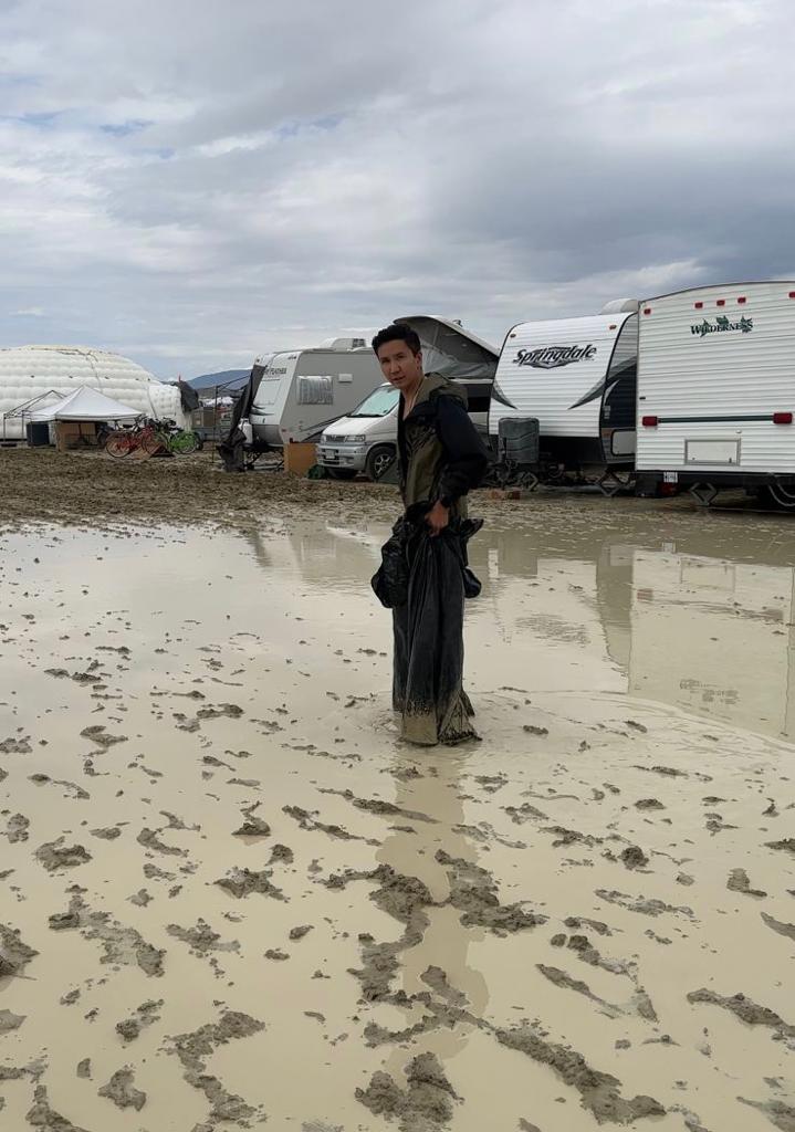 «Я мечтал попасть туда 10 лет». Тревел-блогер Данат Алиев вернулся с фестиваля Burning Man и поделился впечатлениями