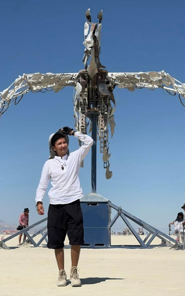 «Я мечтал попасть туда 10 лет». Тревел-блогер Данат Алиев вернулся с фестиваля Burning Man и поделился впечатлениями