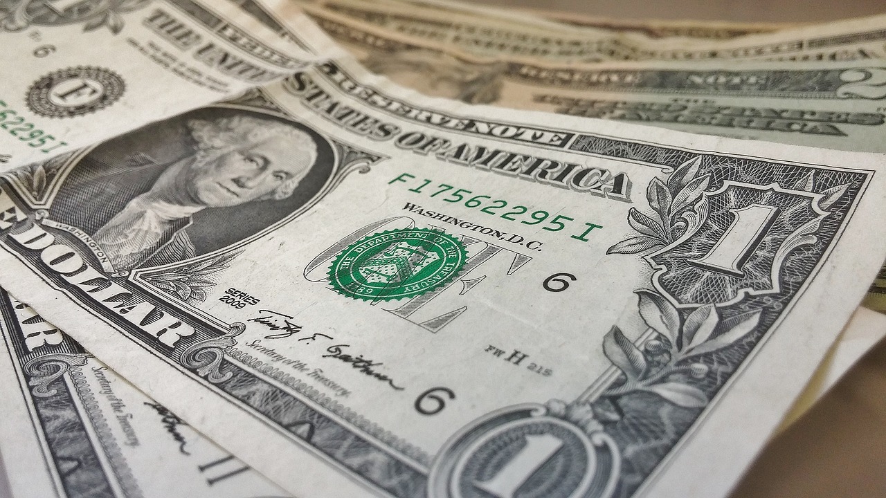 На сколько может вырасти курс доллара через год
