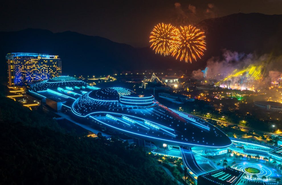 Гигантское НЛО в Китае: как выглядит самый большой тематический парк в мире