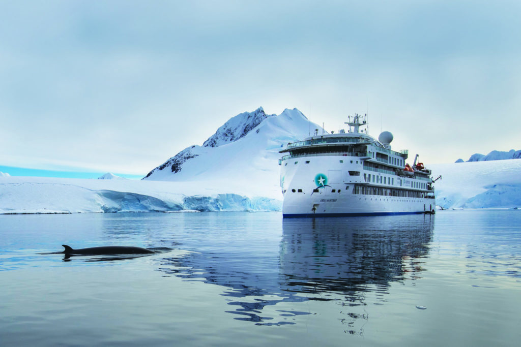 Круизный лайнер с 206 пассажирами сел на мель у побережья Гренландии
