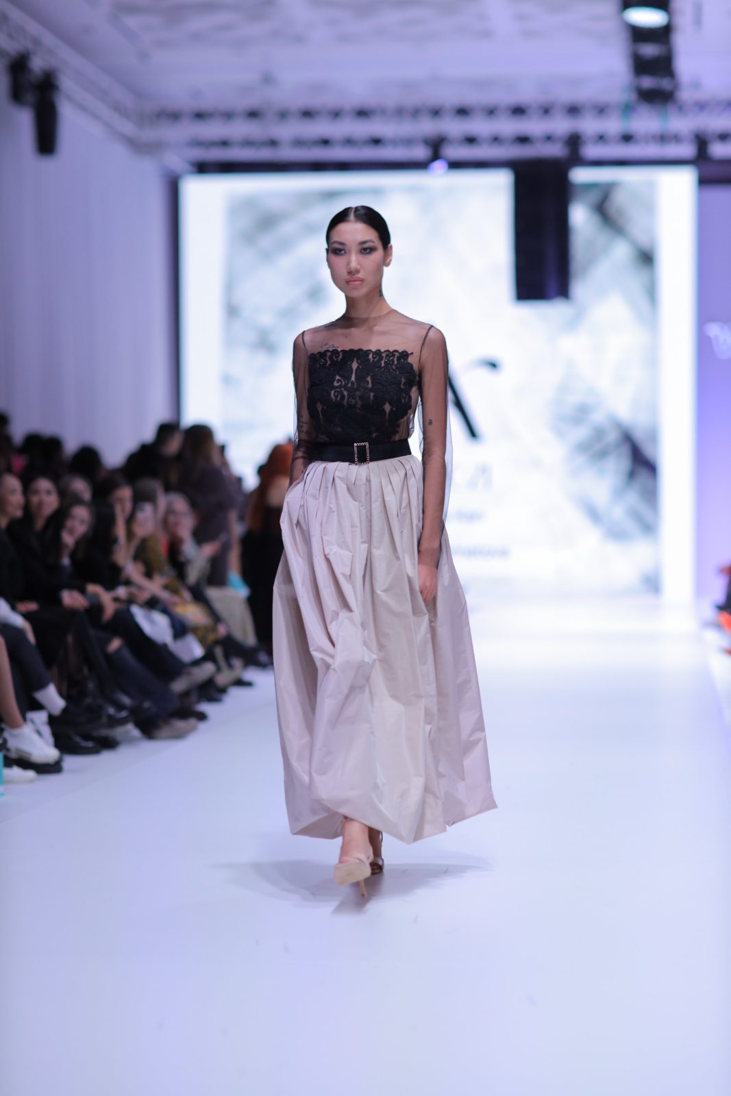 Прозрачные ткани, деним и oversize. Как прошел первый день VISA Fashion Week Almaty