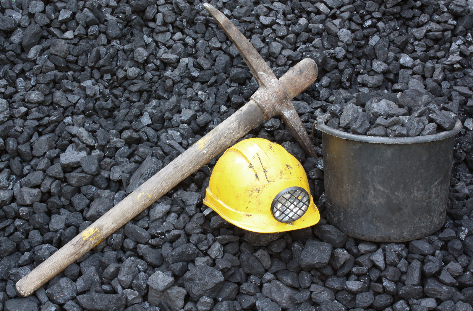 ЧП на шахте в Карагандинской области: поиски горняков осложнены разрушениями