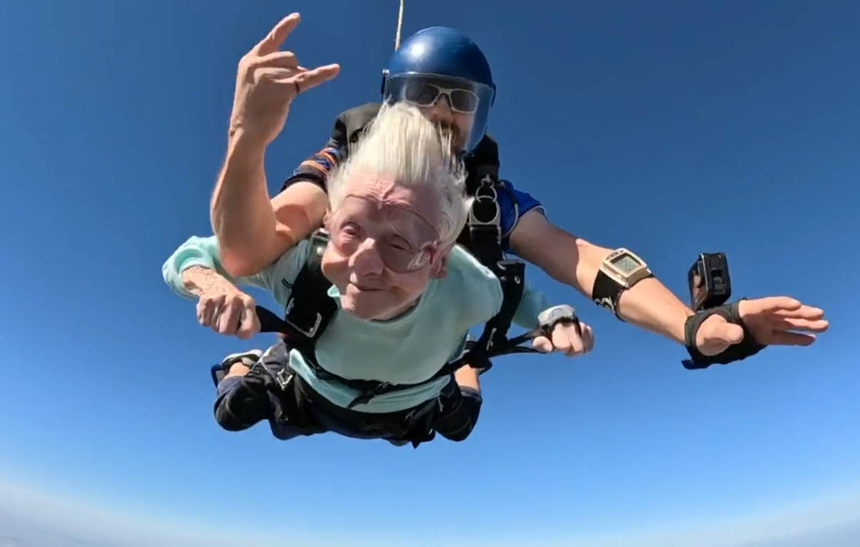 Есть еще порох: 104-летняя американка прыгнула с парашютом ради рекорда
