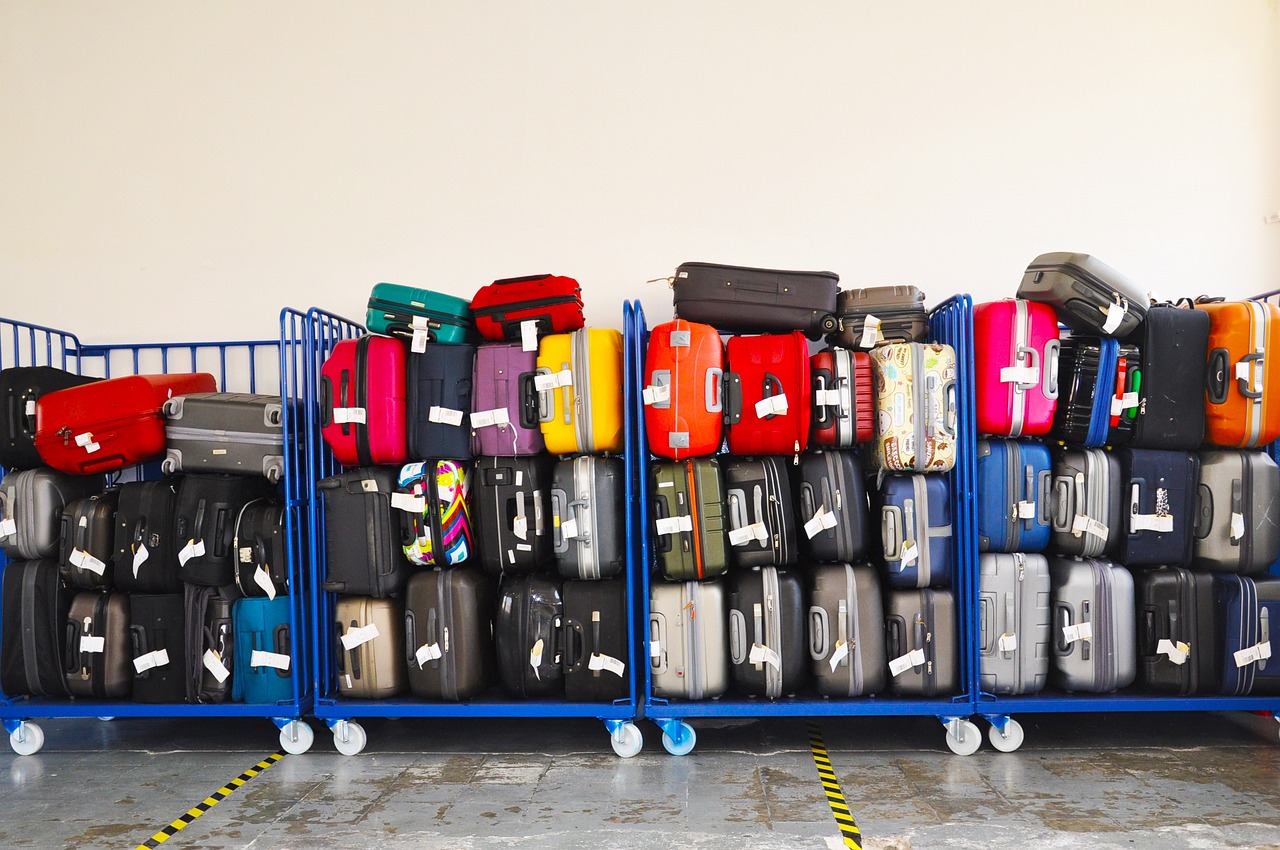 «Отдаем забытые чемоданы за 470 тенге». В аэропорту Алматы прокомментировали объявление об «аукционе»