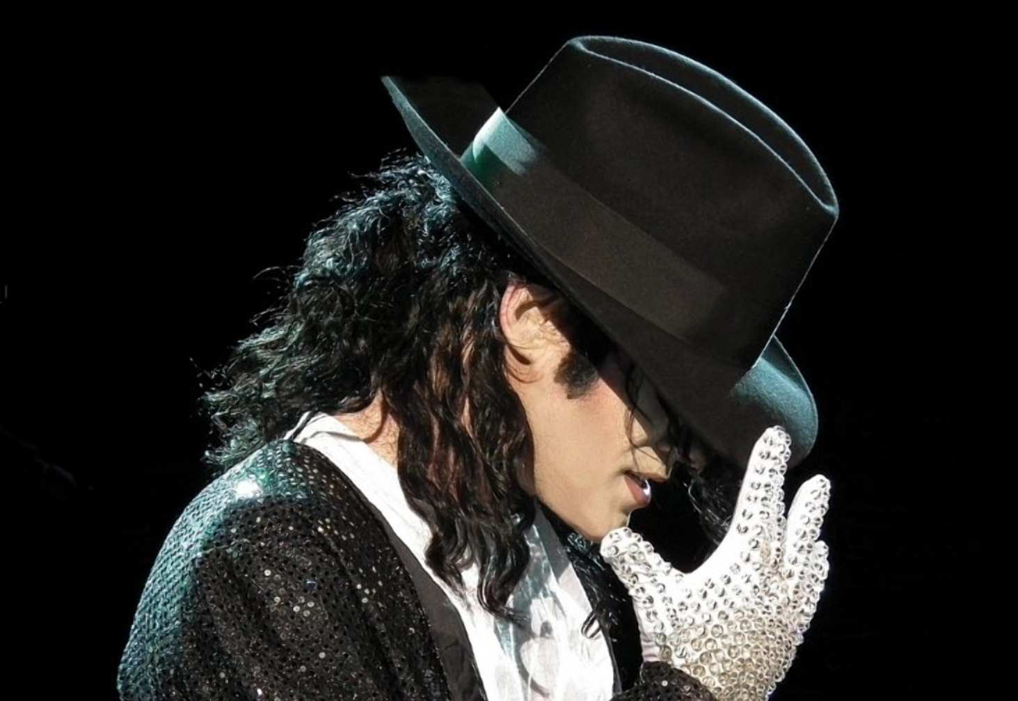 Кожаную куртку Майкла Джексона продали на торгах за крупную сумму