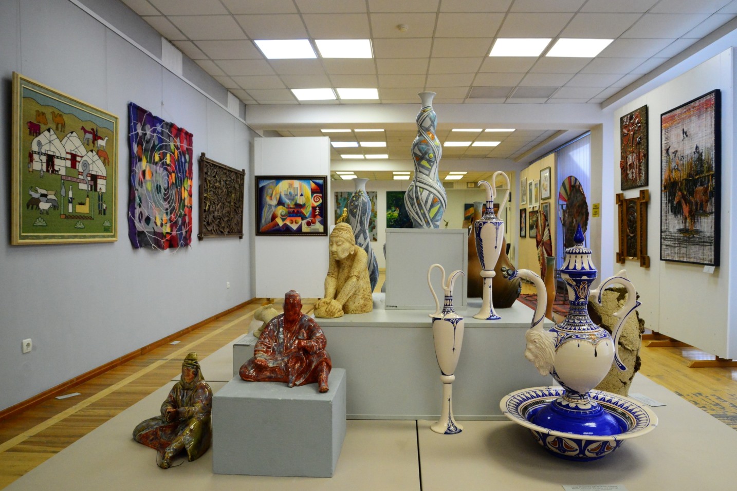 Смешение стилей, красок и стран: чем запомнится юбилейная выставка Союза художников Казахстана