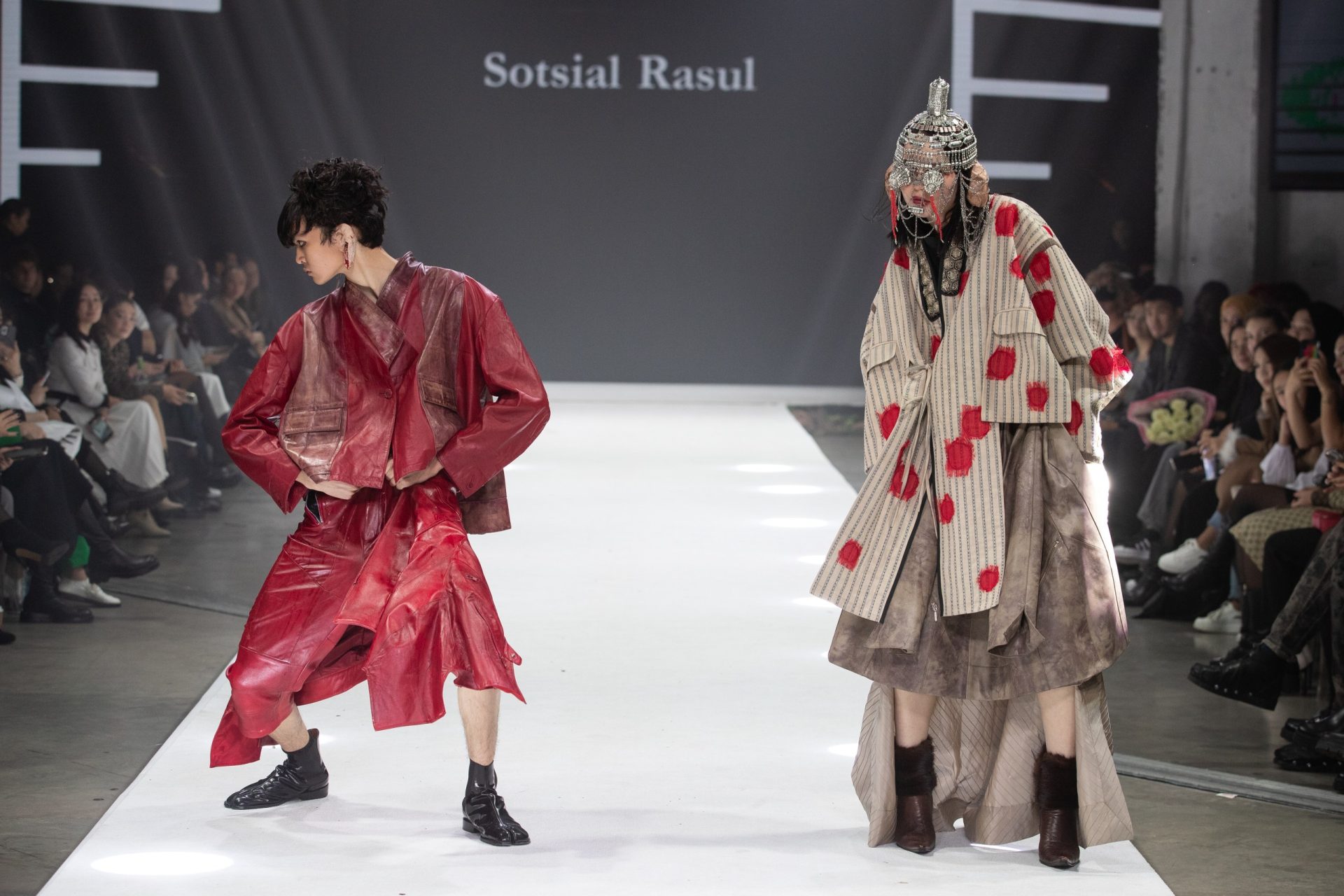 Eurasian Fashion Week: ретроспектива горнолыжных костюмов, наряды для светских раутов и финал конкурса молодых дизайнеров