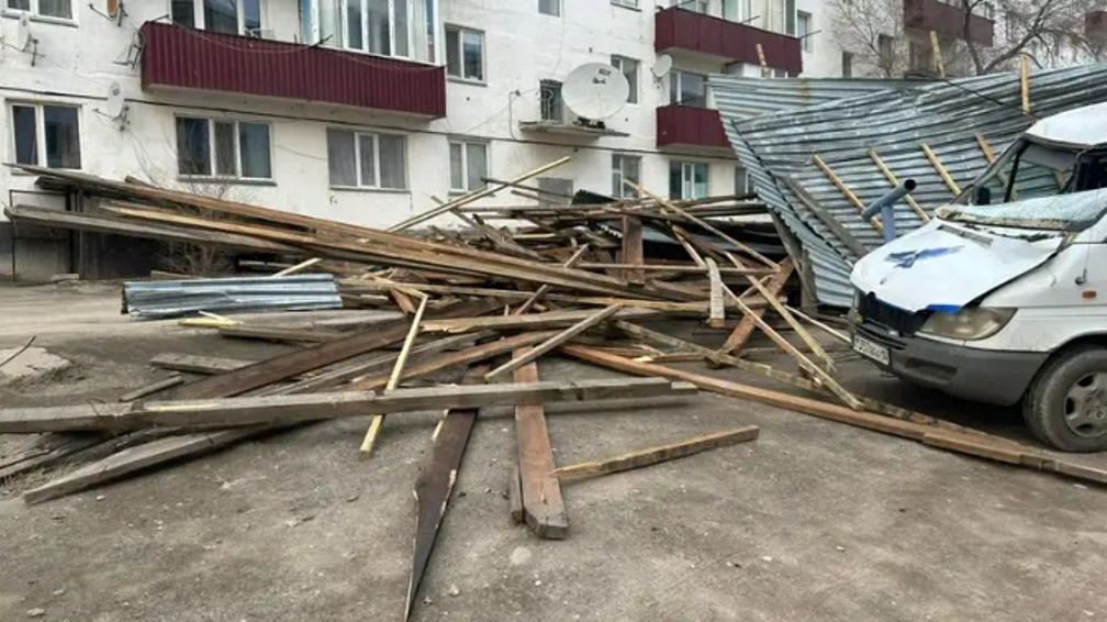 Сорванные крыши, отключенное отопление и отсутствие электричества. Какие регионы Казахстана пострадали от ураганного ветра