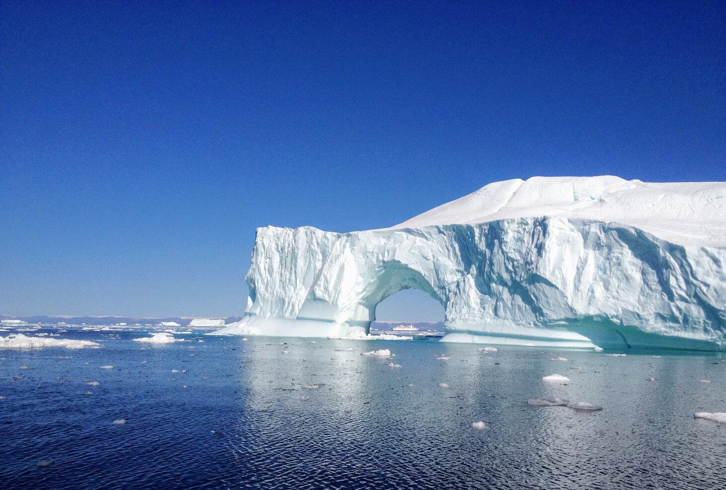 Начал движение крупнейший в мире айсберг