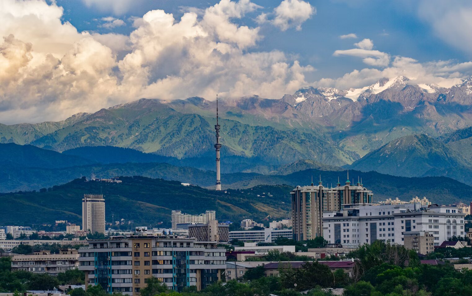 Какова будет численность населения Алматы и окрестностей в 2030 году
