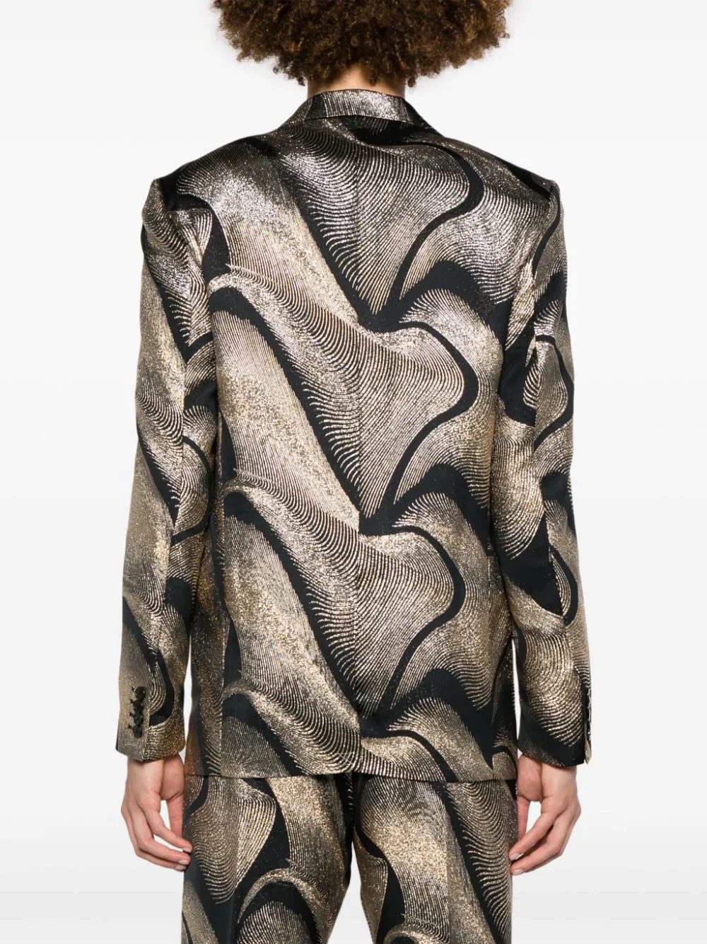 Создаем новогодний образ: пиджак с мехом, рубашка с пайетками и сиреневые лоферы