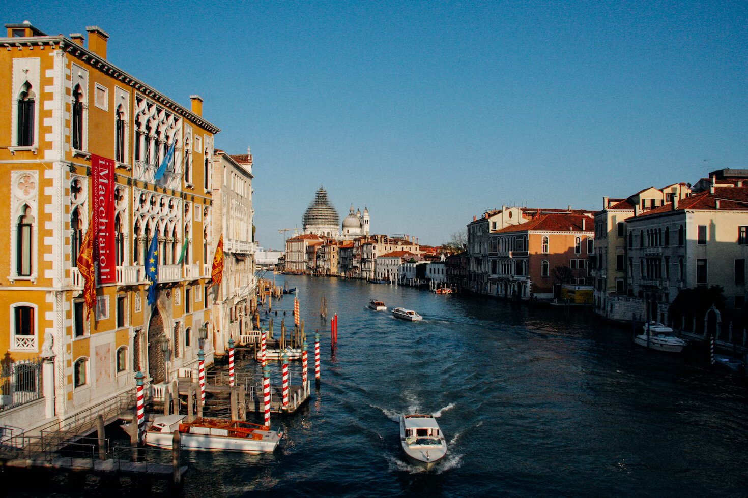 В Венеции экоактивисты в знак протеста окрасили воду в зеленый цвет