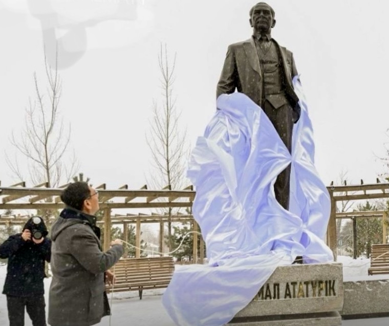 В Алматы открыли памятник Ататюрку 