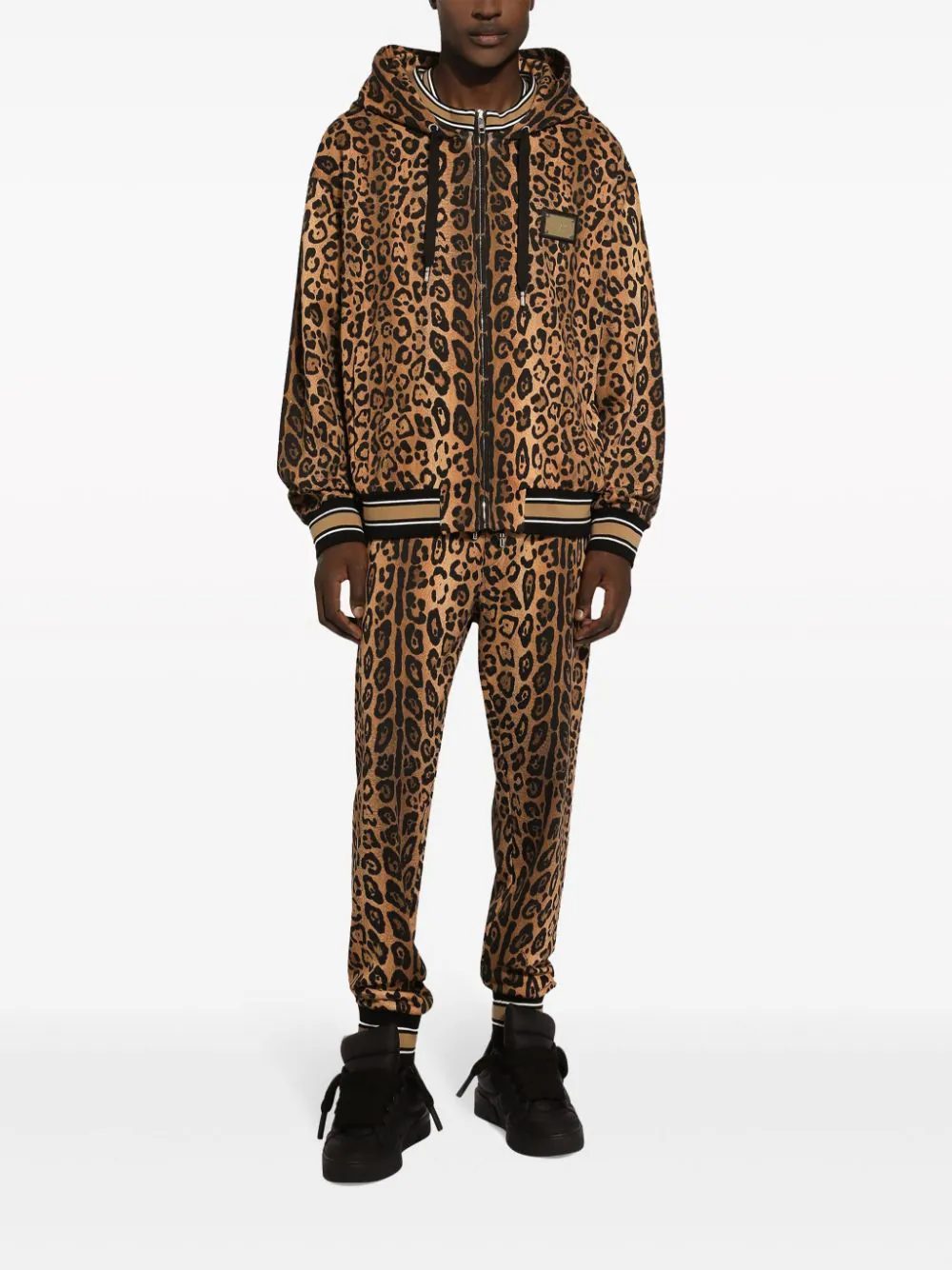 Находки недели: леопардовый костюм Dolce&Gabbana, полупрозрачный вязаный джемпер и очки в стиле «привет из будущего»