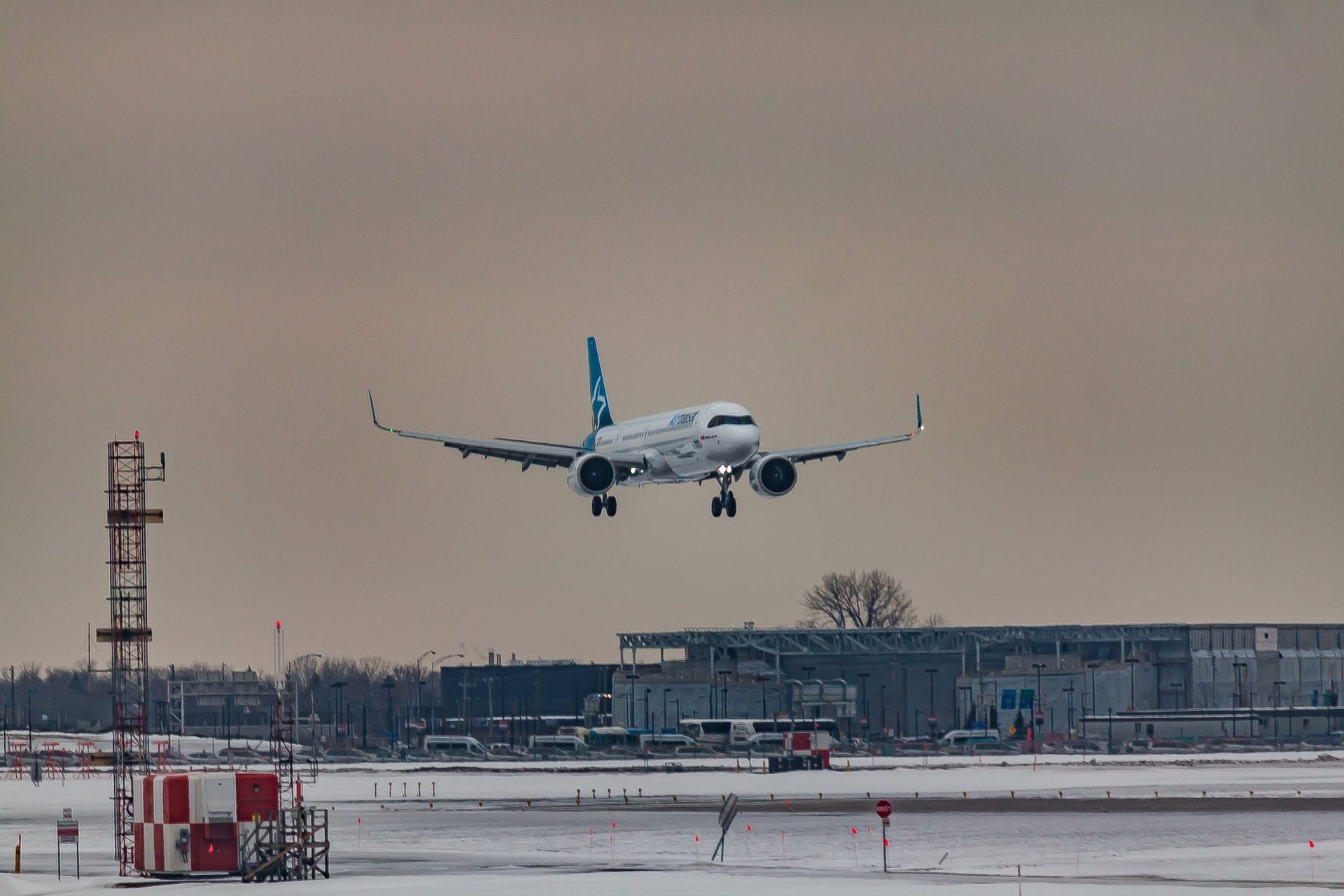 Снежный коллапс: в алматинском аэропорту задерживают рейсы