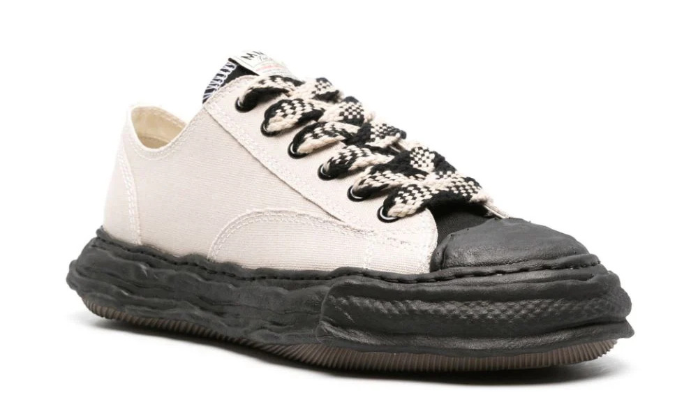 Туфли-дерби, футуристичные кроссовки Balmain или массивные ботинки? Выбираем обувь на весну