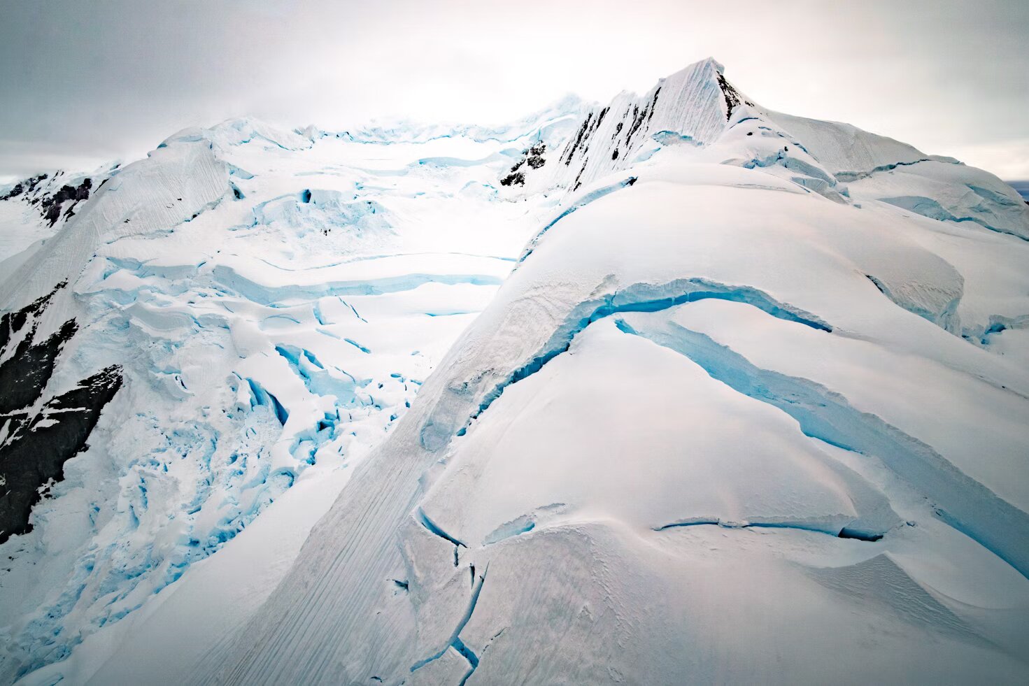 На территории Большого Алматинского озера произошел массовый сход лавин