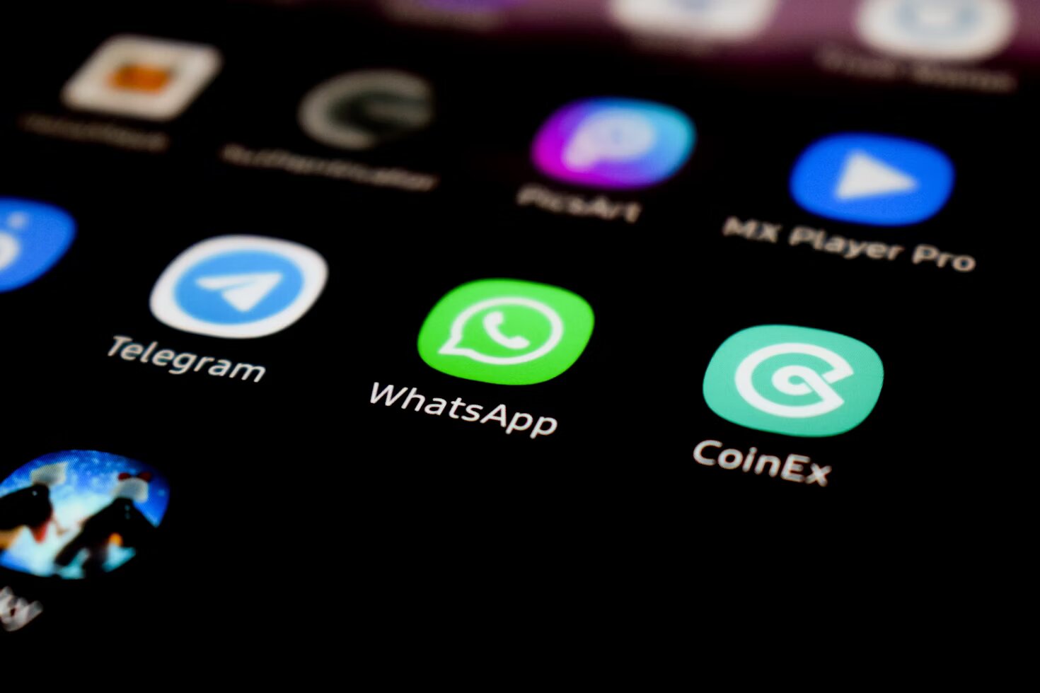 WhatsApp планирует ввести в мессенджер искусственный интеллект