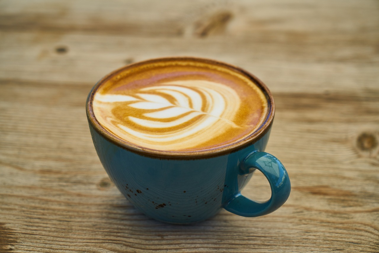 Почему не стоит пить кофе с молоком или сливками