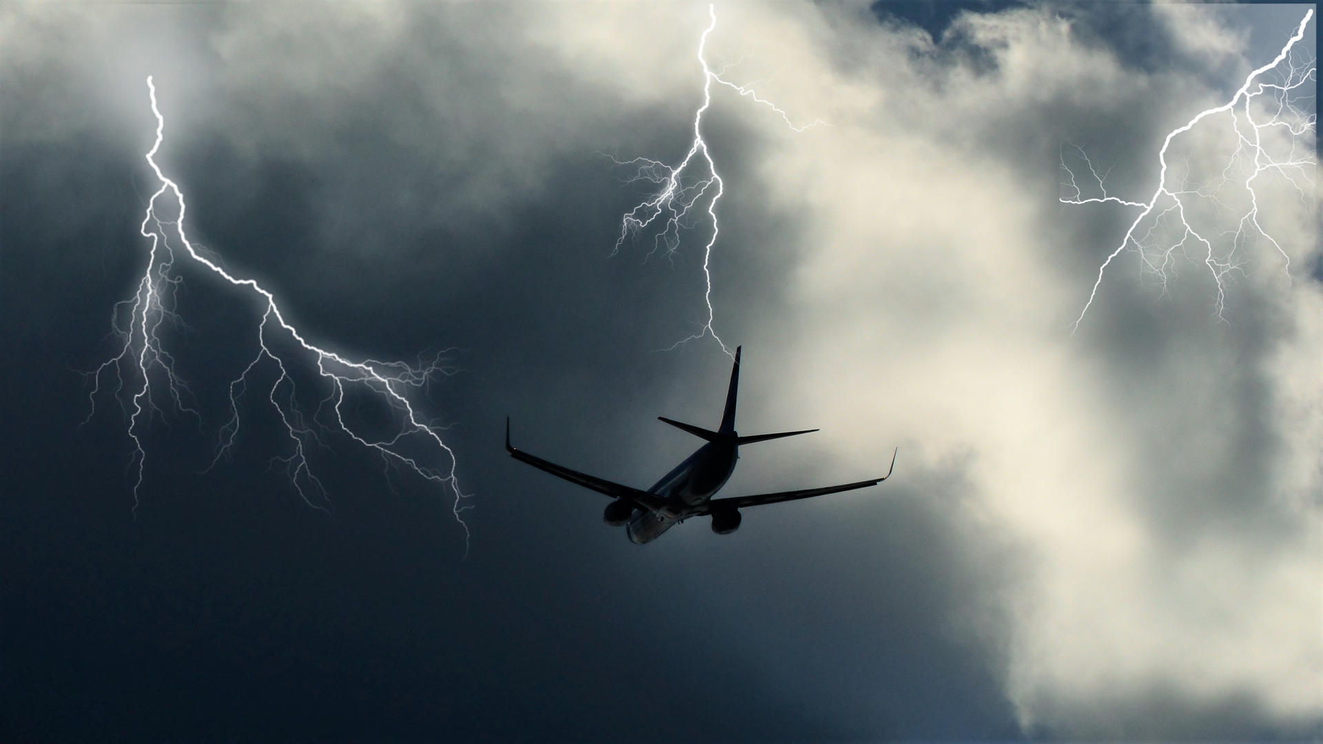 Молния попала в самолет с 550 пассажирами на борту