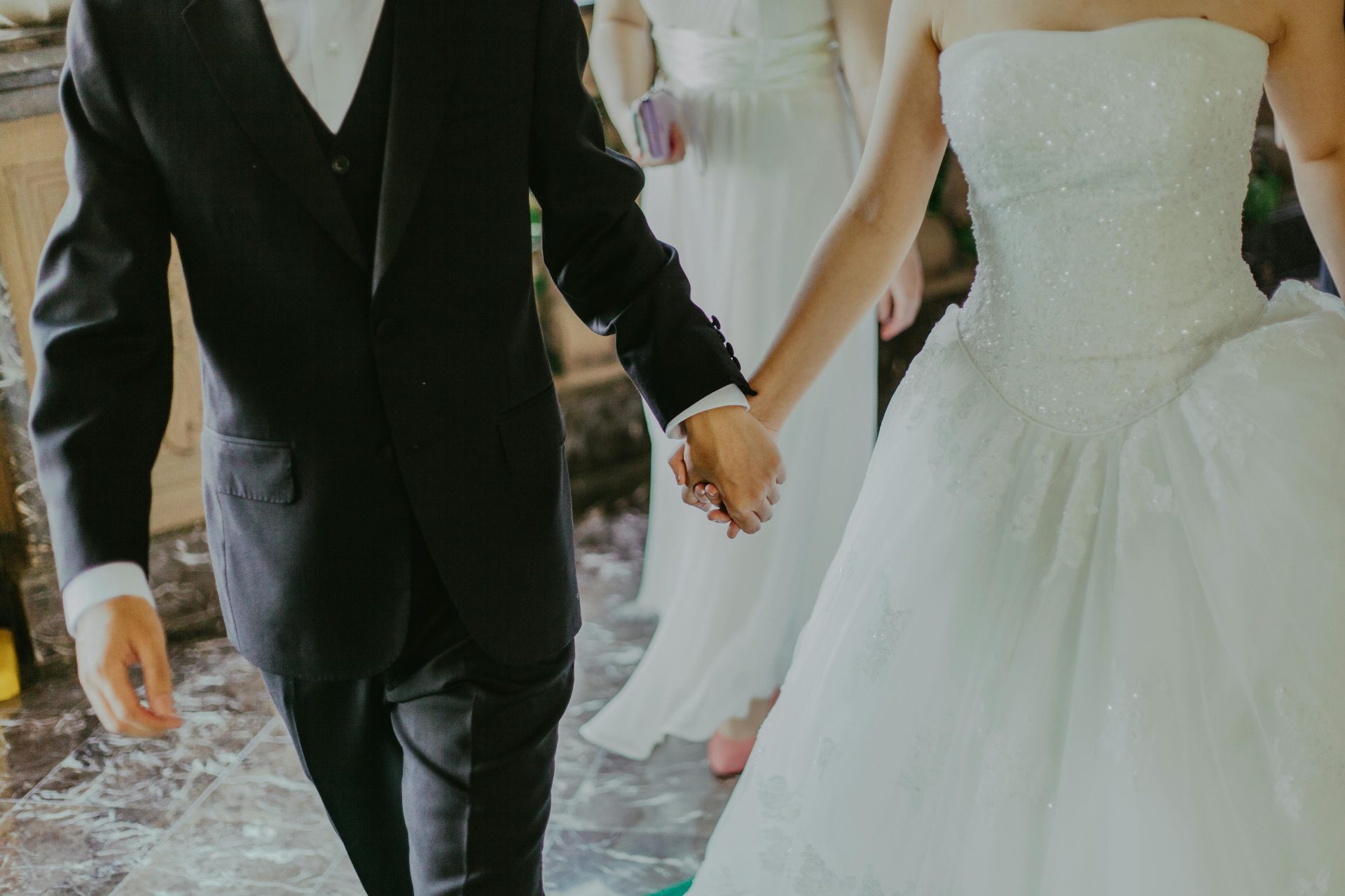 Меньше браков, больше разводов: тенденции семейного статуса в Казахстане