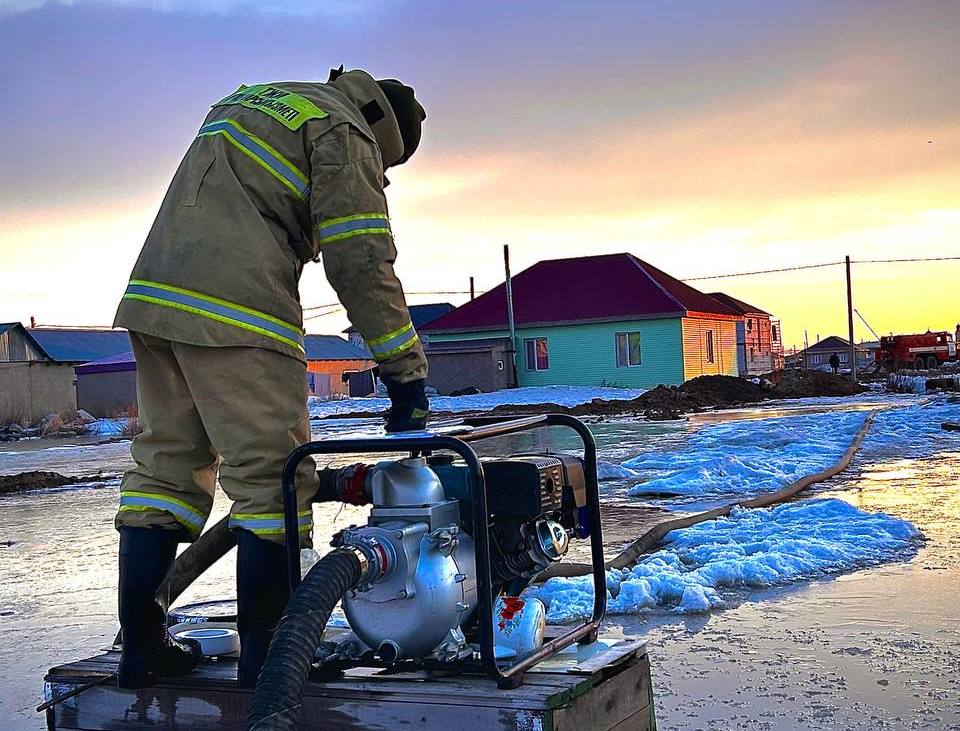 Сколько казахстанцев вынужденно покинули свои дома из-за паводков
