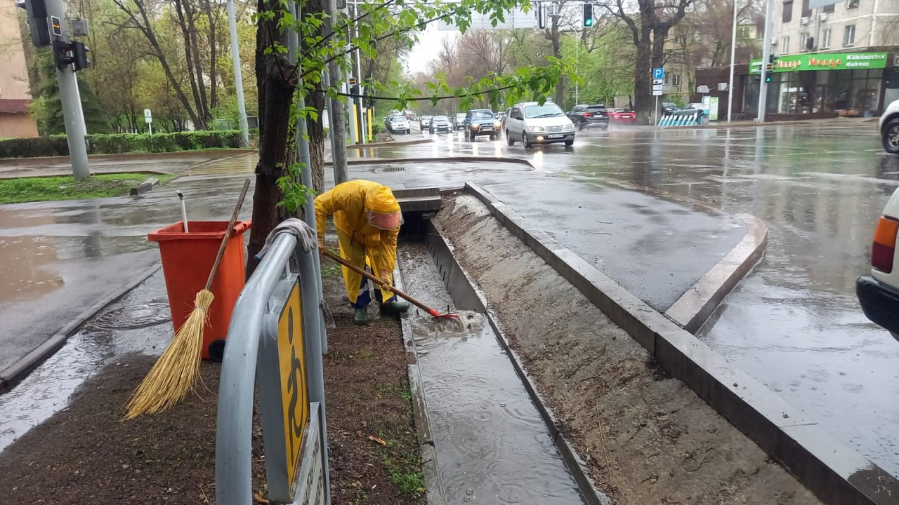 В Алматы затопило несколько улиц