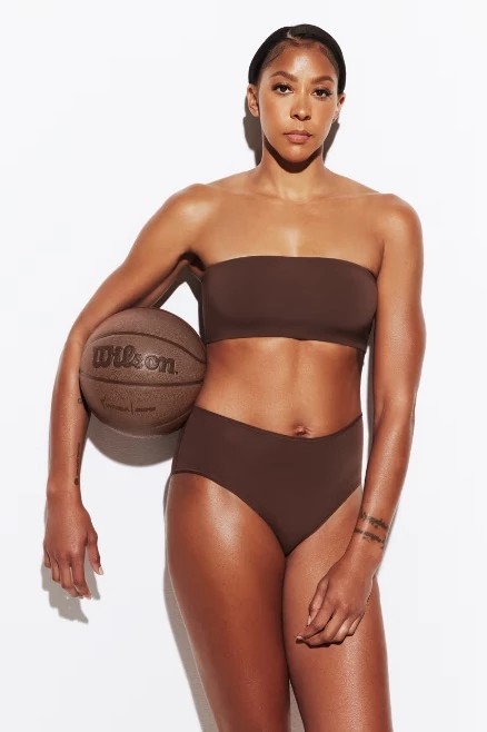 Известные баскетболистки появились в рекламе нижнего белья