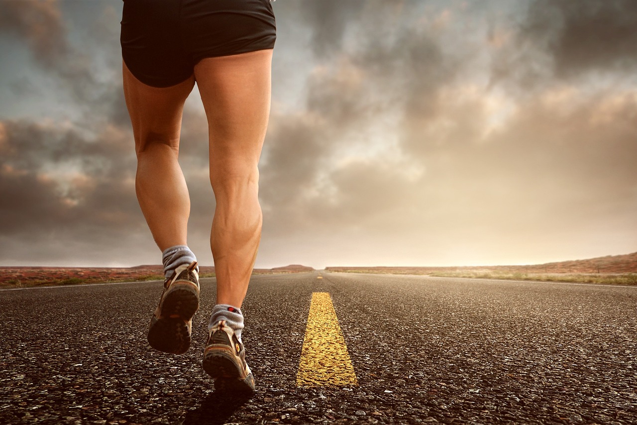 10 тысяч шагов или 30 минут бега: что полезнее для здоровья