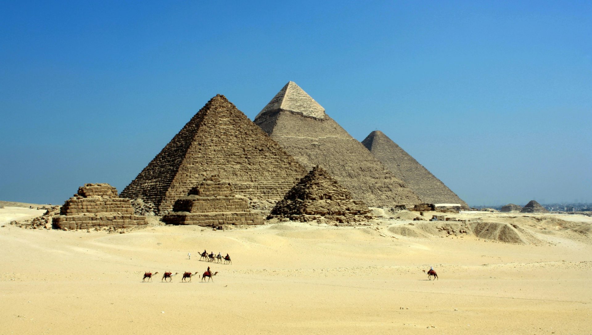 Возле египетских пирамид обнаружен загадочный объект
