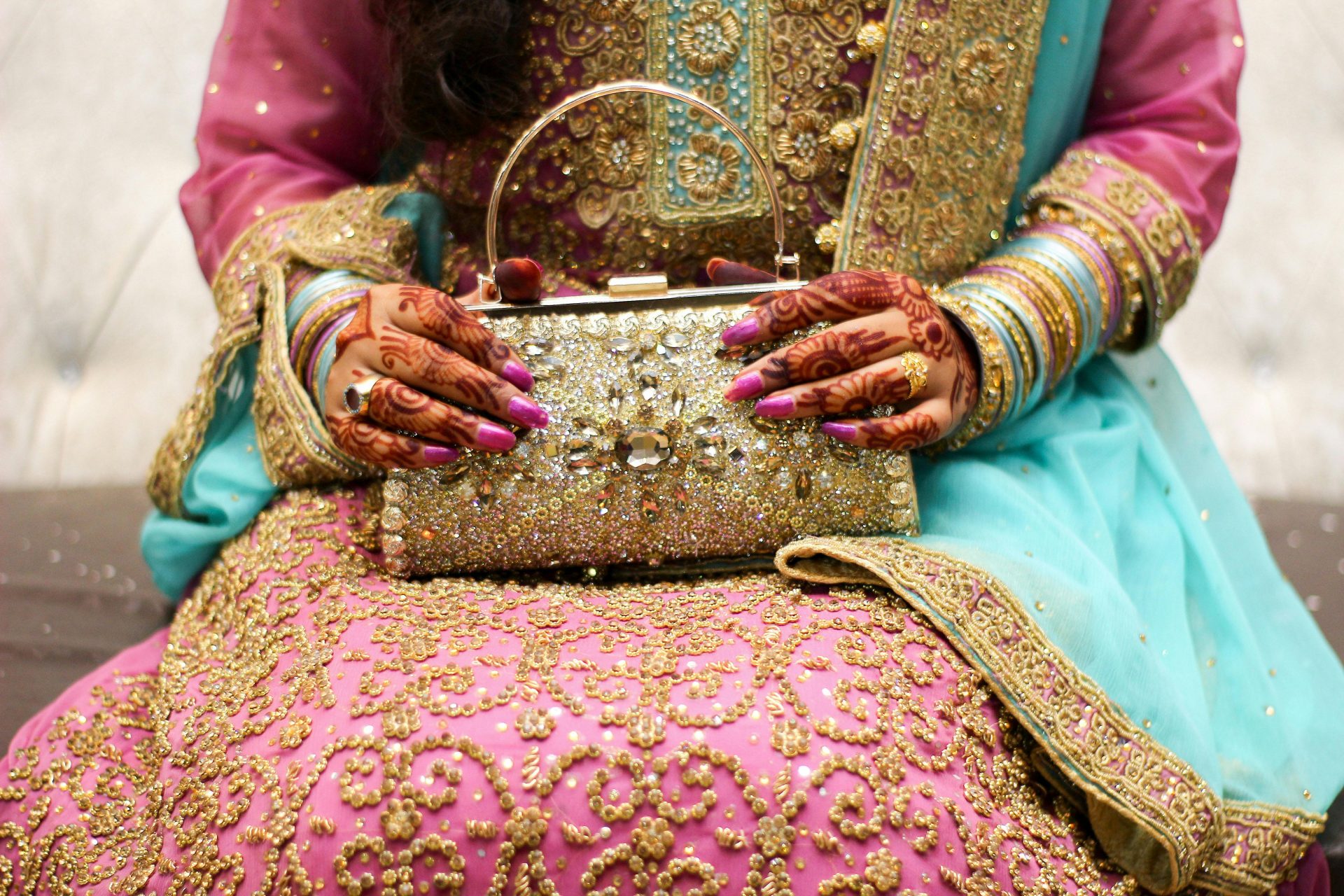 “Слишком маленькое приданное”: в Индии муж неделю избивал жену после свадьбы