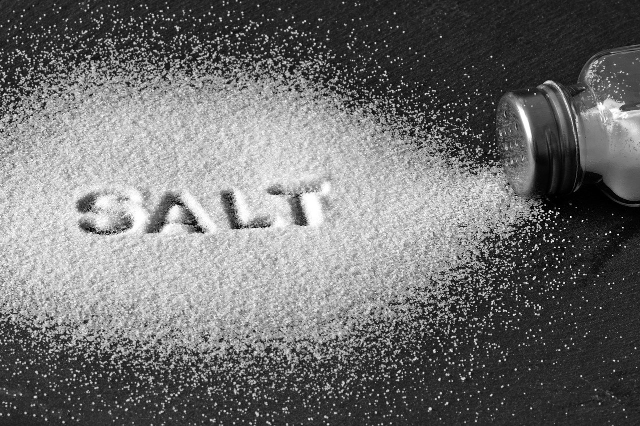 Под ударом мужчины: почему ВОЗ требует сократить потребление соли