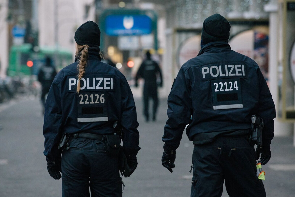 Умер раненный ножом полицейский в Германии